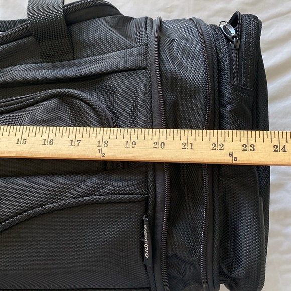 TravelPro Flight Pro 2 Black Black Expandable Duffel Bag NWOT - Picture 9 of 12